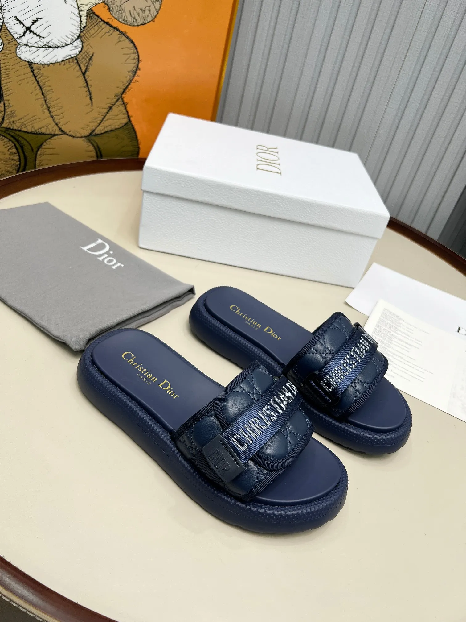 👟👟Ex-factory price 420👟👟 Dior Dior high version slippers, 👏👏2025 new classic model 🔥purchasing level qualityhot-selling thick-soled slippers in foreign counters💋———————————— Upper➕Inner: Original customized special electric embroidery material, Sole: Original mold 1.1 (lightweight) Bottom thickness: heel 5cm, forefoot 3cm, size 35-40 (with full set of packaging, cloth bag handbag, card instructions). You are welcome to place an order in advance, first come first served. Win-win cooperation.